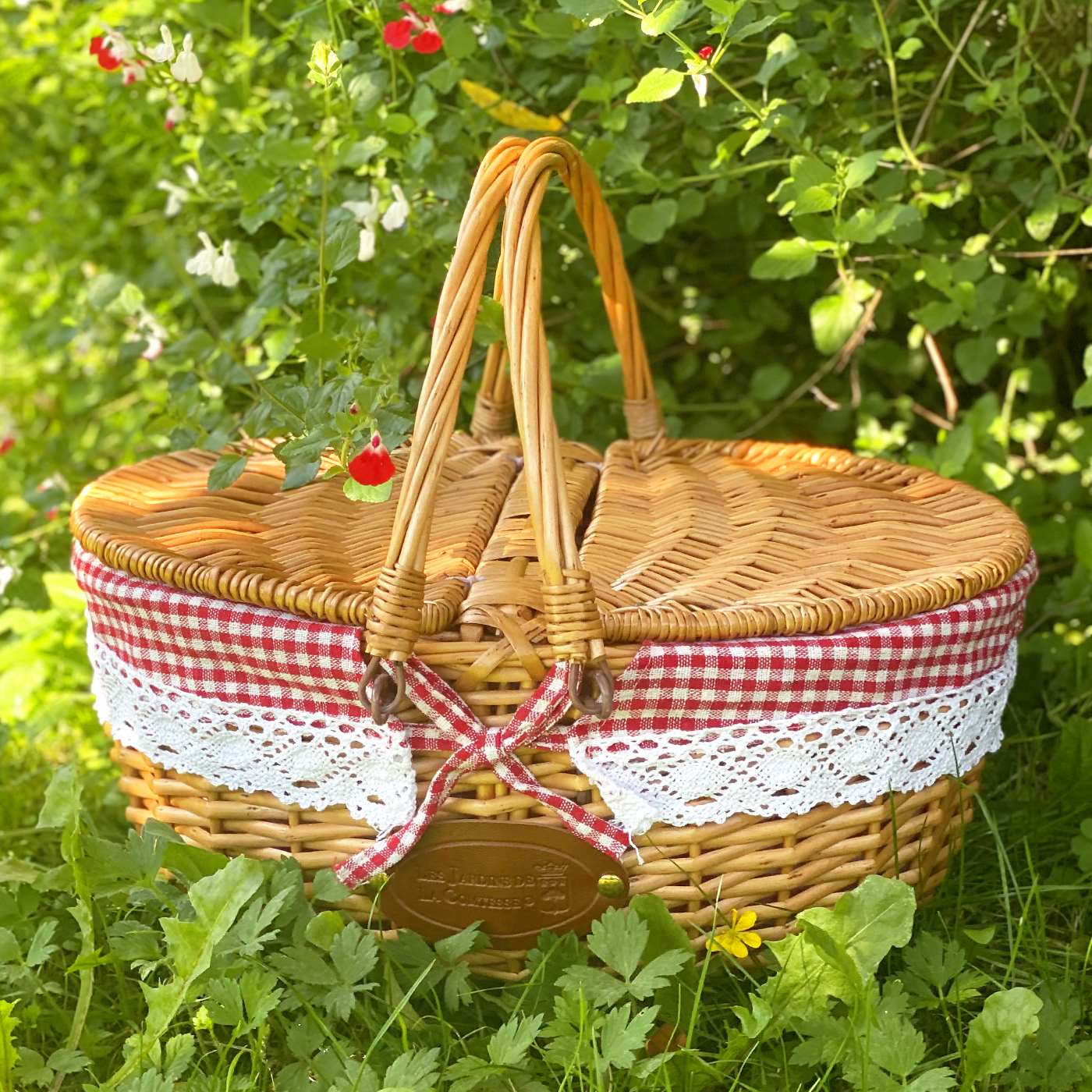 Rieten mand met kanten rood-wit geruite stof