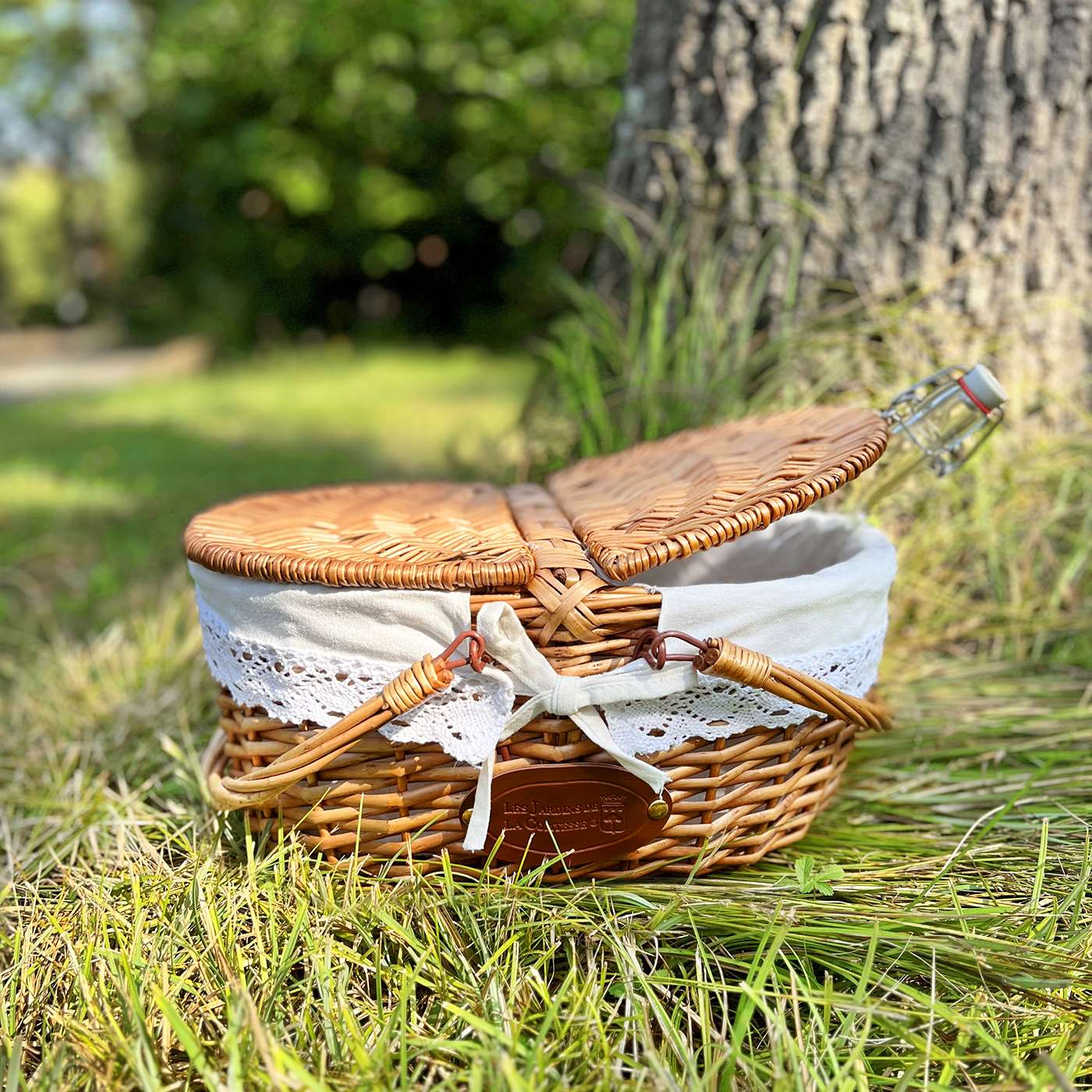 Rieten mand met kanten linnen stof
