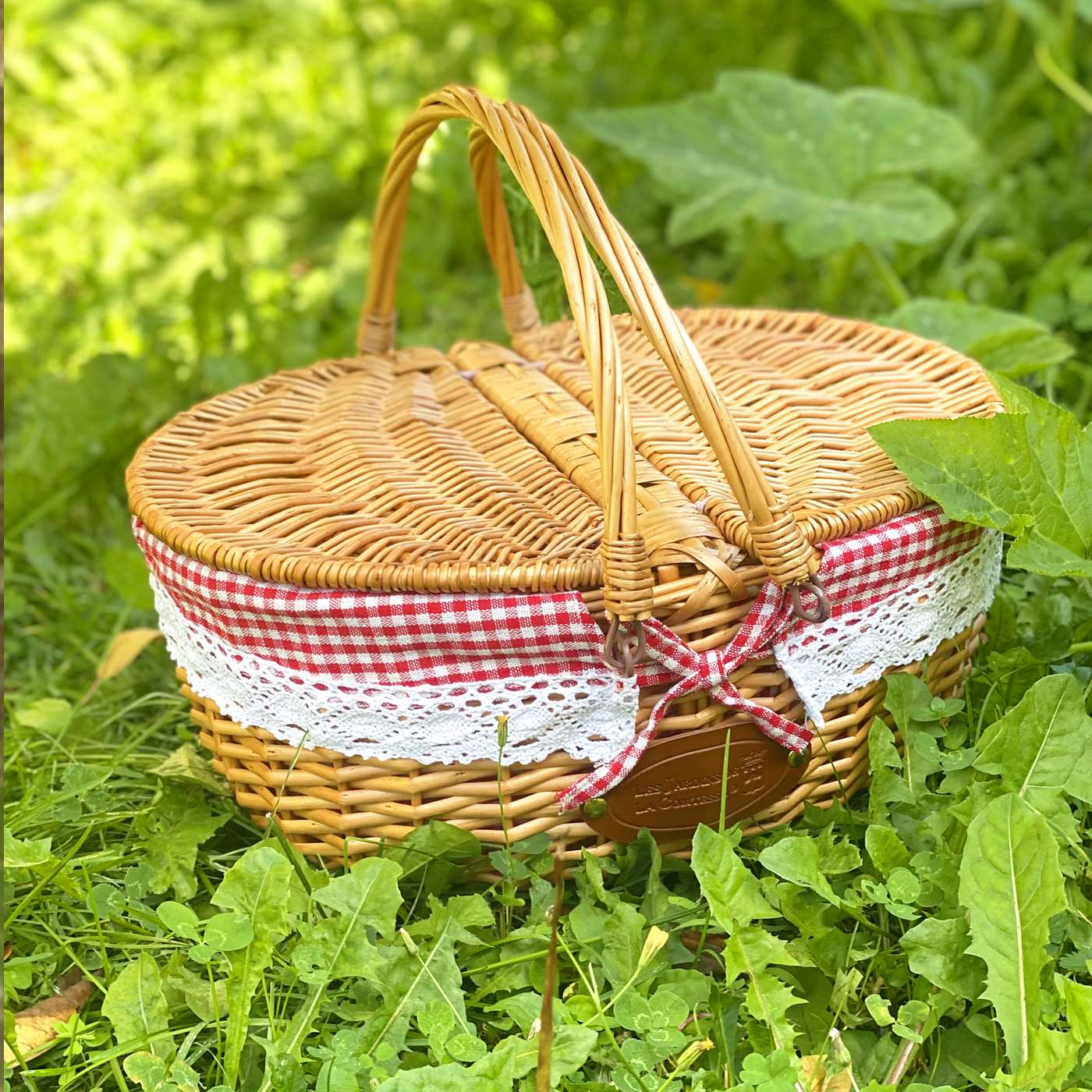 Rieten mand met kanten rood-wit geruite stof
